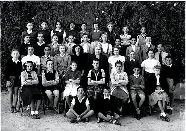 s_1950-1951_6eme M1.jpg - Lycée St. Aulaire - TANGER / MAROC - Année scolaire: 1950-51photo 6ème M 1Photo communiquée par Albert et Maurice BENDELAC Les noms : en partant du haut, de gauche à droite.- Henri Lescouret, Claude Secondi, Liliane Muyal, Geronima Ramis, Alain Benasuli, Marie Isabelle Dahl, Marie Gabrielle Monteille, Alain Blandin, Jean Jacques Matta. - Samy Cadranel, Desiré Amoros, José Hassan, Pierre Cabanié, Marguerite Legg, Danuska Blazeck, Kamal Tedjini, Jacques Lasry, Aphel. - Michel Perrin, Agnès Limouzin-Lamothe, Moises Benaim, Claude Rouillère, Nelly Delmar, Madame Manny, Claudine Essayan, Jean Pierre Cracco, Françoise Decrozals, Christian Peyre, Thiébault. - Adrienne Serfaty, Jean Pierre Michel, Colette Demaindreville, Françoise Galina, Monique Lecerf, Albert Bendelac, Garcia. - Jean Dupont, Nourredin Cherif. 